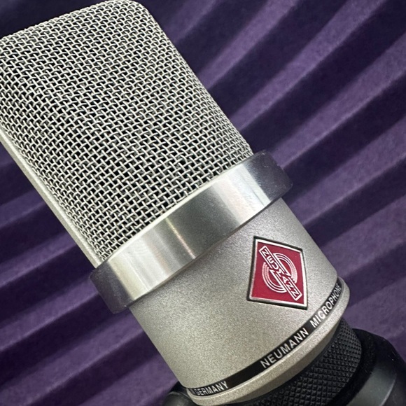Neumann TLM 102 with Aston Halo Acoustic , stand, cable and pop filters - Picture 1 of 6